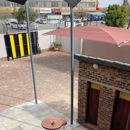 Africa Footprints Lodge Kempton Park Exterior foto