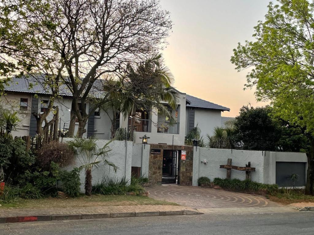 Africa Footprints Lodge Kempton Park Exterior foto